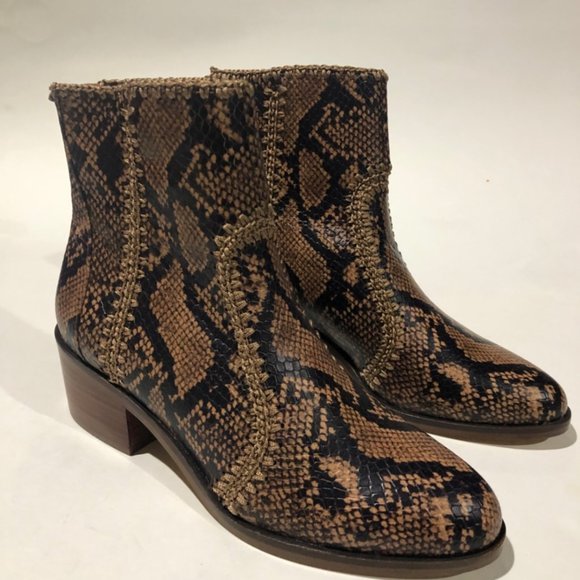 Chelsea & Violet Shoes Chelsea Violet Womens Cv Lucy Ankle Zip Boot